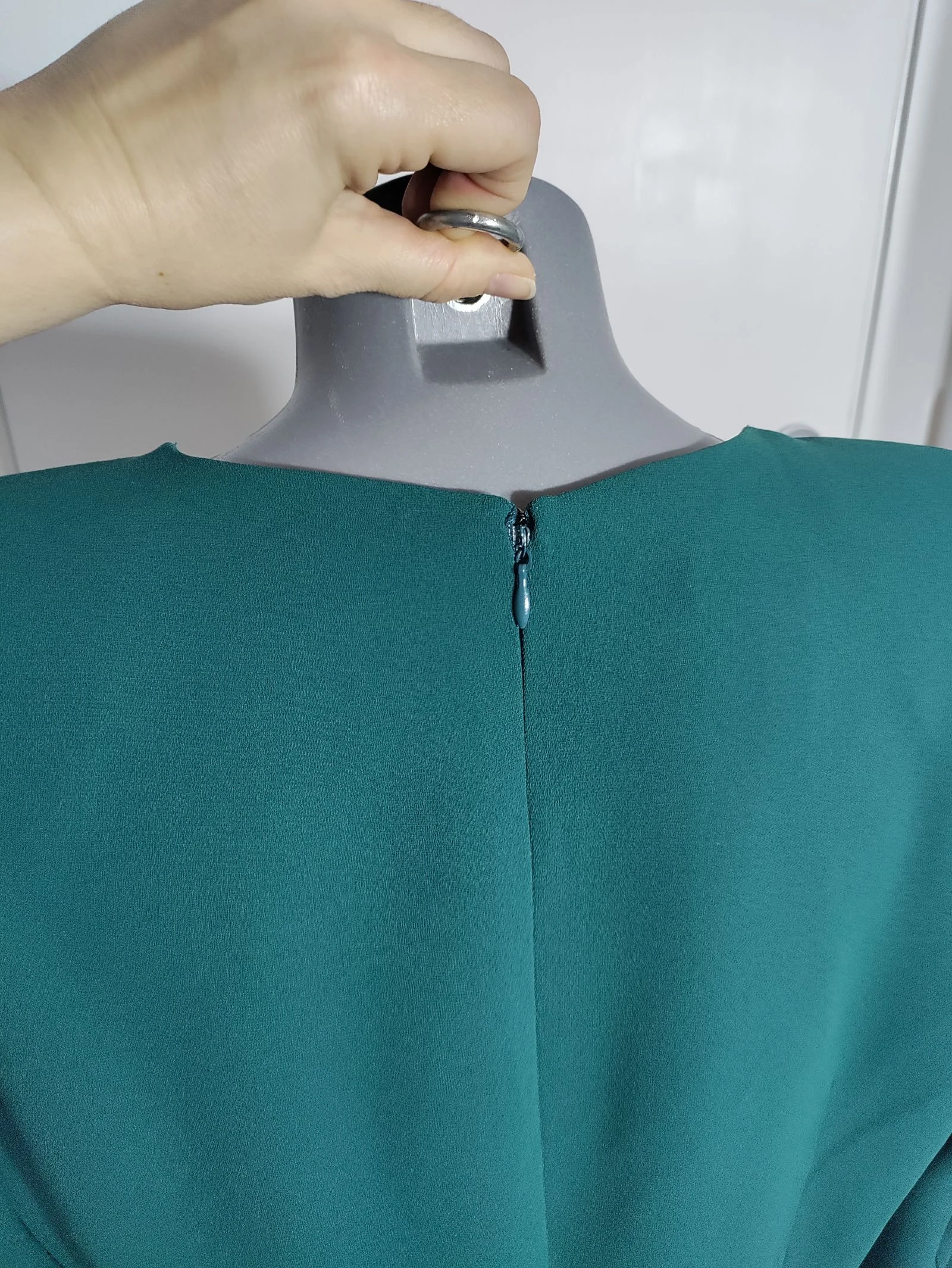 Vestido verde estructurado Mango Suit con hombreras y abertura frontal – Talla L – photo 9